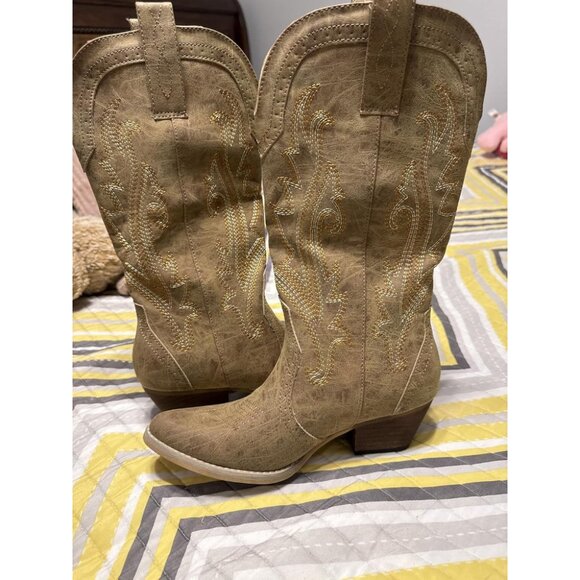 🆕Women Tan Synthetic Embroidered Pointy Toe Comfortable Chunky Heel Boot - Picture 1 of 11